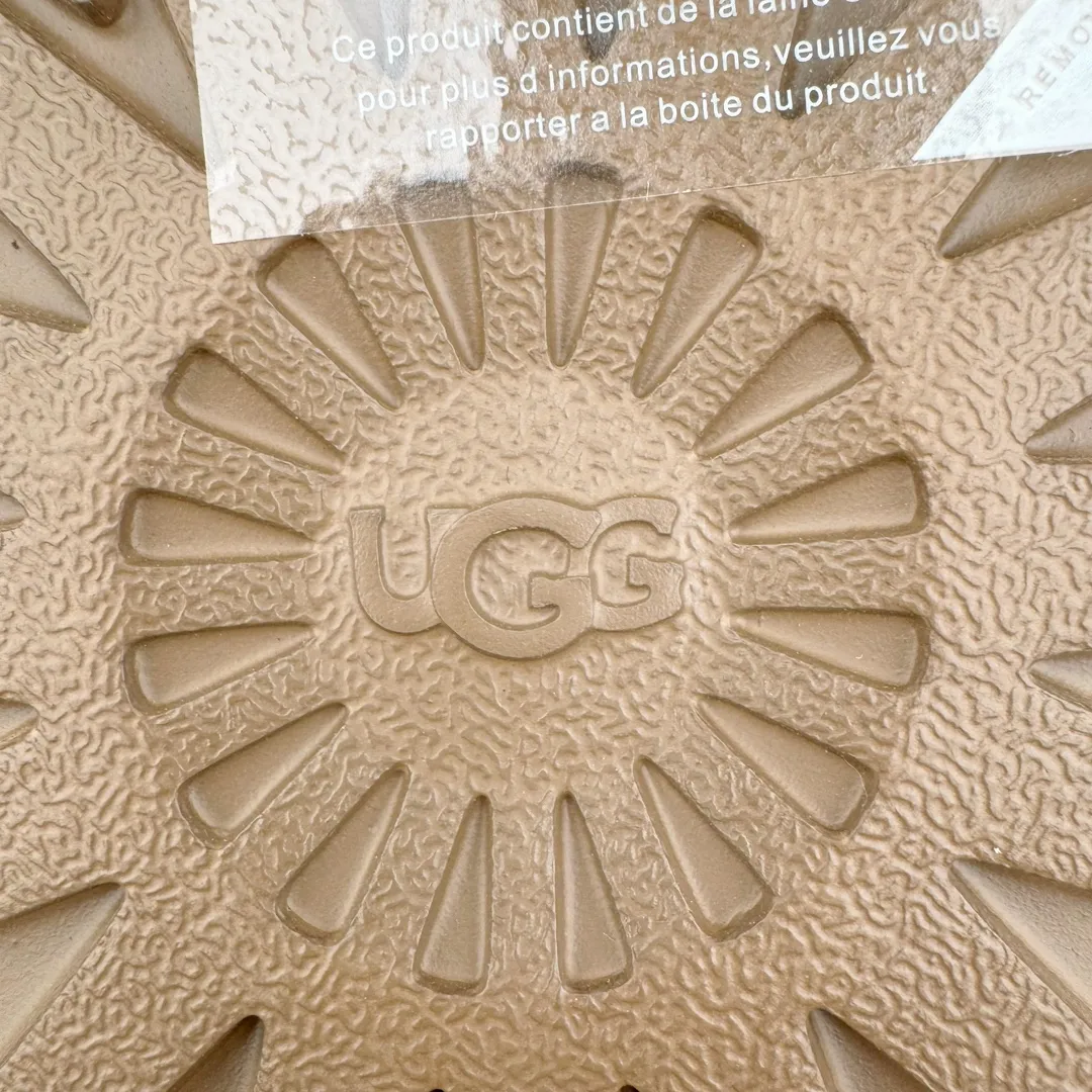 Pick up locally 💰520 UGG 5092 Classic autumn and winter sheepskin and fur integrated snow boots. All shoes are made of ZP. Longfeng A-grade Australian imported sheepskin and fur integrated brand OEM production line. Fully follow the ZP process. OEM original pattern maker. Adhering to the principle of no original shoe development and selection. Pay attention to every detail. The most authentic version on the market. TREADLITE "Light Wing" technology outsole. Light/durable/flexible/pile size: 35 36 37 38 39 40 Coding: by2936070